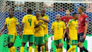 Fussball-WM-Argentinien-Frankreich-Finalrunde-Finale-Lusail-Stadion-Argentiniens-Lionel-Messi-mit-seinem-Vater-Jorge-Messi-nach-der-Siegerehrung