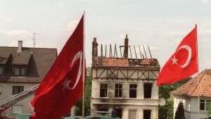 Cinq morts à Solingen en 1993 : un extrémiste de droite condamné demande la réouverture de son procès pour meurtre