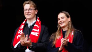Distraction des soucis : les enfants de Mette-Marit applaudissent dans le stade