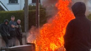 Émeutes après tentative de meurtre : pourquoi la violence s'intensifie à Belfast
