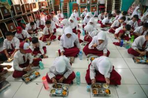Indonésie sous Prabowo Subianto : Repas scolaires gratuits avec vomissements et corruption présumée