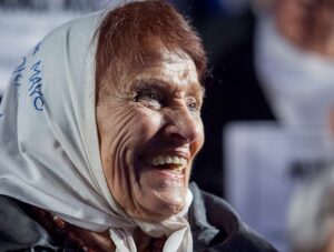 L'Argentine fait ses adieux à Taty Almeida, présidente des Mères de la Place de Mai