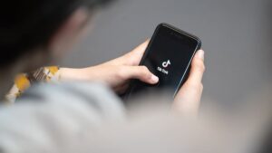 L'Office fédéral de la protection de la Constitution tire la sonnette d'alarme : des extrémistes de droite attirent des enfants sur Internet
