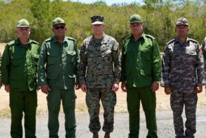 Le chef de l'armée cubaine rencontre un général américain à la barrière frontalière de Guantanamo