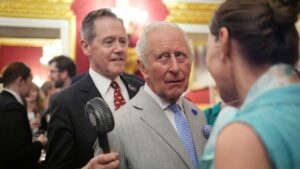 Le support de ventilateur aide : le roi Charles transpire lorsqu'il est exposé à la chaleur