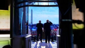 Les États-Unis partout, les sponsors partout : le spectacle de combat en cage de Trump se transforme en une émission publicitaire exagérée