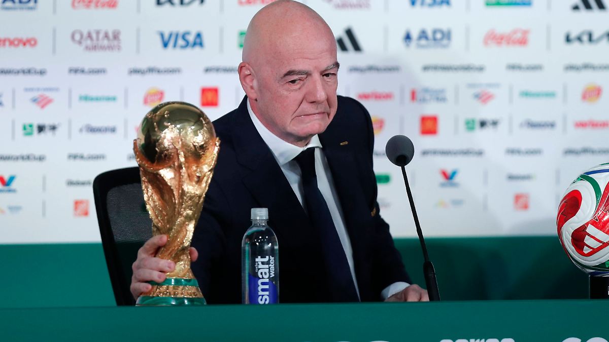FIFA-World-Cup-2026-FIFA-President-Gianni-Infantino-Press-Conference-Estadio-Azteca-Mexico-City-Mexico-June-10-2026-FIFA-President-Gianni-Infantino-with-the-FIFA-World-Cup-trophy-during-the-press-conference-REUTERS-Henry-Romero