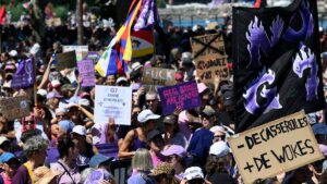 Les Français en colère contre les Suisses: des dizaines de milliers d'opposants au G7 manifestent à Genève contre le sommet - des émeutes sont à craindre