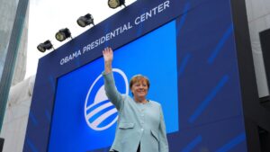 Ovation debout pour la chancelière : Merkel surprend avec son apparition à l'inauguration du musée Obama