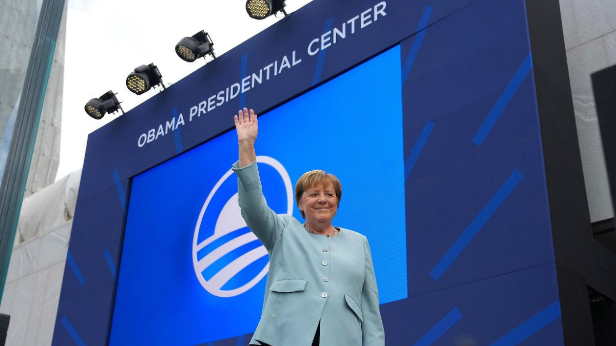Ovation debout pour la chancelière : Merkel surprend avec son apparition à l'inauguration du musée Obama
