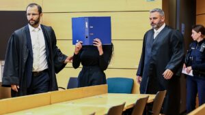 Photos de nu prises en secret : un tribunal condamne une prostituée pour avoir fait chanter un prêtre