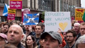 Signe de solidarité : des milliers de personnes manifestent contre le racisme à Belfast