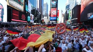 Fussball-Maenner-WM-2026-Deutschland-Elfenbeinkueste-Vorrunde-Gruppe-E-Spieltag-2-Toronto-Stadion-Nathaniel-Brown-Deutschland-und-Ghislain-Konan-Elfenbeinkueste-kaempfen-um-den-Ball-ACHTUNG-Gemaess-den-Auflagen-der-FIFA-duerfen-die-Bilder-ausschliesslich-zur-redaktionellen-Verwendung-genutzt-werden-Eine-kommerzielle-Nutzung-ist-ausgeschlossen-Zudem-duerfen-keine-videoaehnlichen-Sequenzen-erstellt-werden-und-es-duerfen-keine-Veraenderungen-weder-im-Vordergrund-noch-im-Hintergrund-am-Bild-vorgenommen-werden