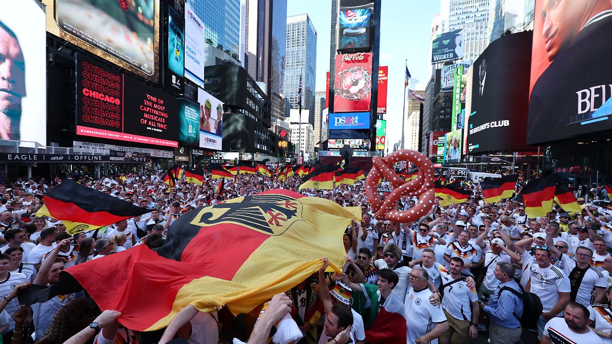 Fussball-Maenner-WM-2026-Deutschland-Elfenbeinkueste-Vorrunde-Gruppe-E-Spieltag-2-Toronto-Stadion-Nathaniel-Brown-Deutschland-und-Ghislain-Konan-Elfenbeinkueste-kaempfen-um-den-Ball-ACHTUNG-Gemaess-den-Auflagen-der-FIFA-duerfen-die-Bilder-ausschliesslich-zur-redaktionellen-Verwendung-genutzt-werden-Eine-kommerzielle-Nutzung-ist-ausgeschlossen-Zudem-duerfen-keine-videoaehnlichen-Sequenzen-erstellt-werden-und-es-duerfen-keine-Veraenderungen-weder-im-Vordergrund-noch-im-Hintergrund-am-Bild-vorgenommen-werden