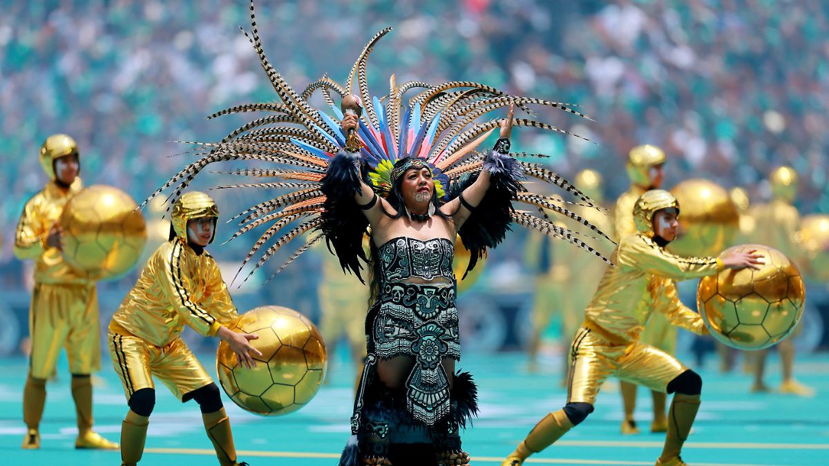 Fussball-Herren-FIFA-World-Cup-2026-in-Mexiko-Kanada-und-USA-Eroeffnungsspiel-in-Mexiko-City-Gruppe-A-1-Spieltag-Mexiko-Suedafrika-Schiedsrichter-Wilton-Sampaio-zeigt-Themba-Zwane-Suedafrika-die-rote-Karte-11-06