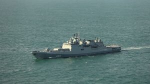 Troubles dans la Manche : un navire de guerre russe tire des coups de semonce sur un yacht britannique