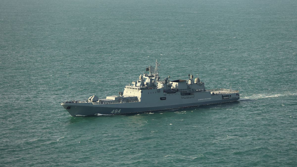 Troubles dans la Manche : un navire de guerre russe tire des coups de semonce sur un yacht britannique