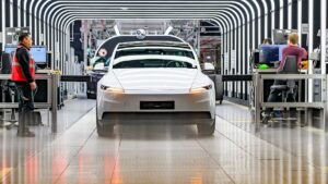 Un plus fort : Tesla célèbre son retour en Europe