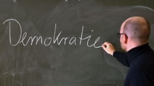 Virage à droite dans les écoles : « Ne nous laissez pas seuls, les enseignants, avec la peur !