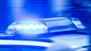 Autoroute fermée pendant des heures : un autocar entre en collision avec un véhicule de chantier – trois blessés graves