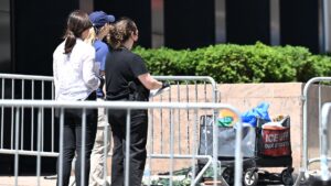 Couteau et pancarte de protestation inclus : un ancien militaire déclenche un engin incendiaire devant le bureau de l'ICE à New York