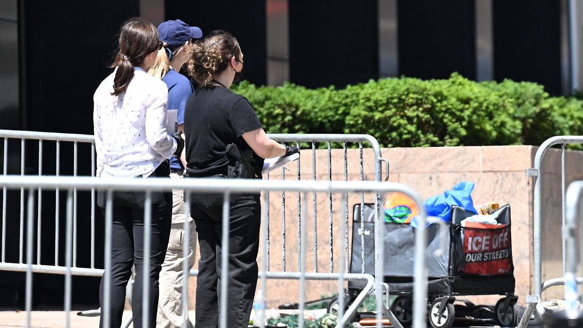 Couteau et pancarte de protestation inclus : un ancien militaire déclenche un engin incendiaire devant le bureau de l'ICE à New York