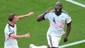 Fussball-Maenner-WM-Finalrunde-Sechzehntelfinale-Elfenbeinkueste-Norwegen-Dallas-Stadion-der-Norweger-Erling-Haaland-posiert-nach-dem-Sieg-mit-einem-Wikinger-Helm
