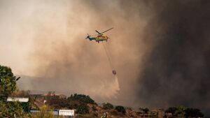 Des touristes également évacués : l'incendie continue de faire rage dans le sud de l'Espagne - au moins douze morts