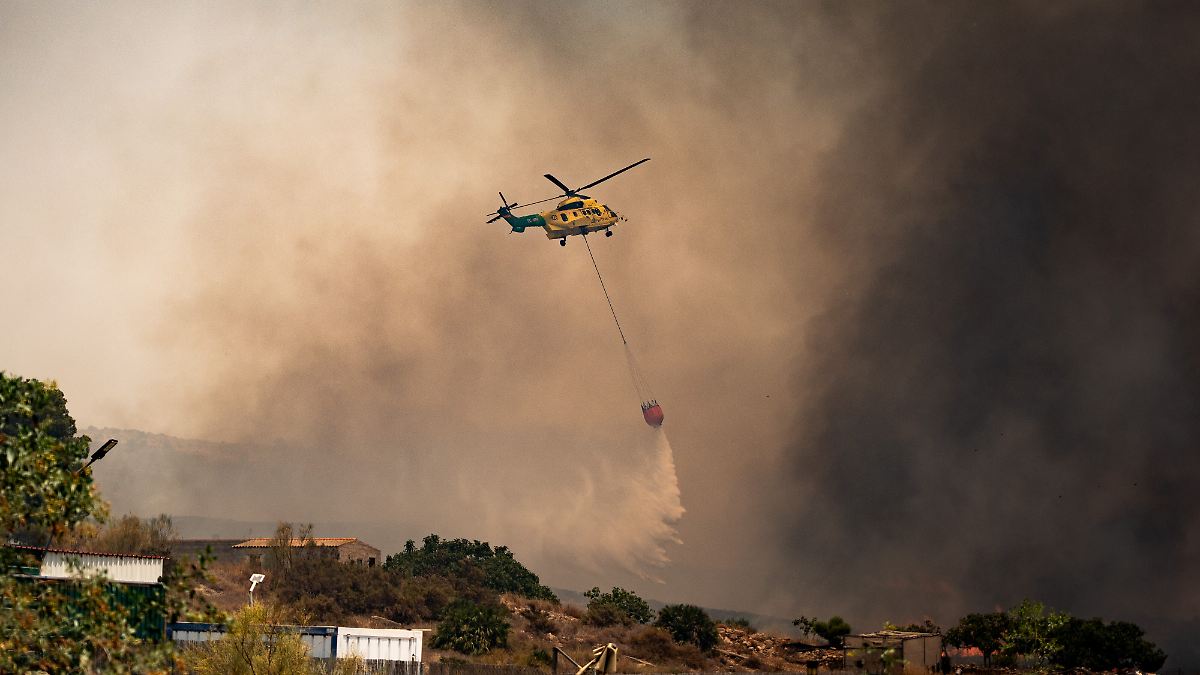 Des touristes également évacués : l'incendie continue de faire rage dans le sud de l'Espagne - au moins douze morts