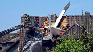 Deux personnes meurent : un petit avion s'écrase sur une maison unifamiliale en Basse-Saxe