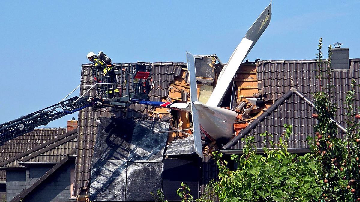 Deux personnes meurent : un petit avion s'écrase sur une maison unifamiliale en Basse-Saxe