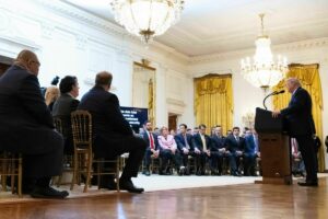 États-Unis avant les élections de mi-mandat : ​​Trump répand une nouvelle histoire de complot