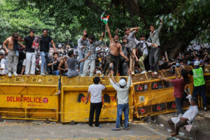 Fin des manifestations de jeunes en Inde : le mouvement des « cafards » oblige le ministre de l’Éducation à démissionner