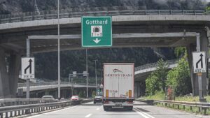 Klaxons et piétons: les vacanciers sont coincés dans un embouteillage de trois heures au tunnel du Saint-Gothard