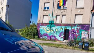 La police éteint le feu : des extrémistes présumés de droite attaquent le projet de logement de Cottbus