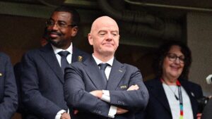 13-07-2025-FIFA-Club-World-Cup-2025-Finale-Chelsea-FC-Paris-St-Germain-im-MetLife-Stadium-East-Rutherford-NJ-Siegerehrung-nach-dem-Spiel-Ehrengaeste-nach-dem-Spiel-zur-Siegerehrung-auf-dem-Podest-Erinnerungsfoto-mit-dem-Schiedsrichterteam-v