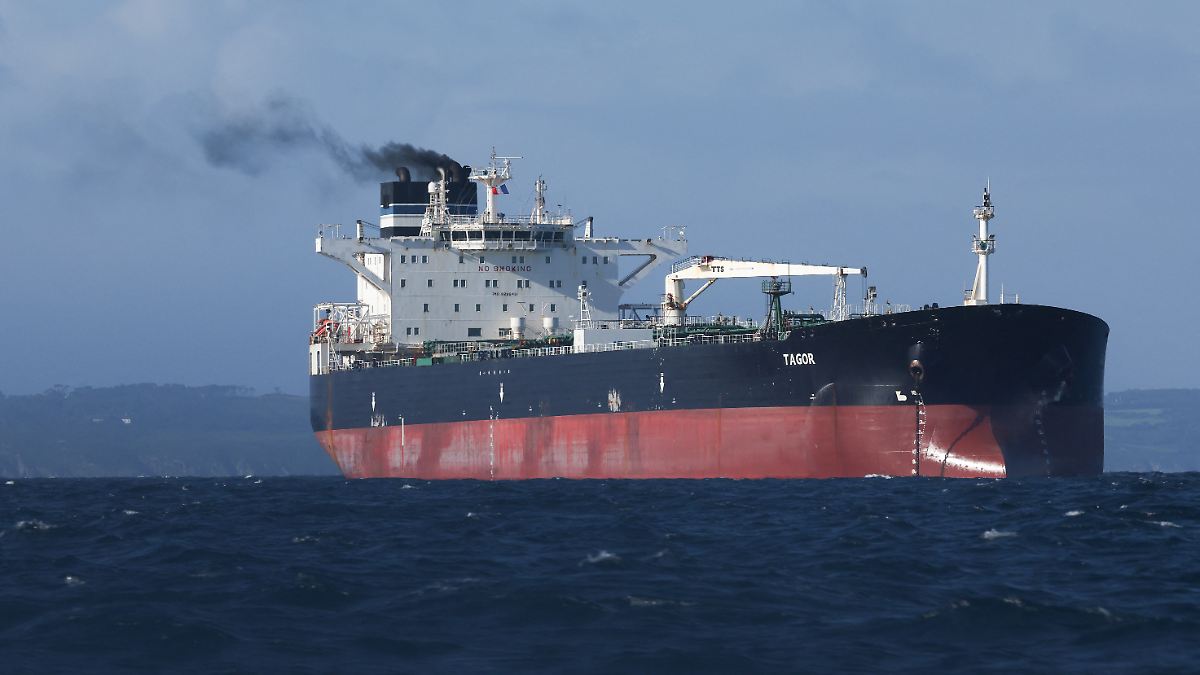 Le Kremlin se plaint de "piraterie" : le propriétaire d'un pétrolier russe paie une amende d'un million de dollars à la France
