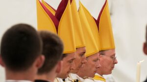 Le Vatican interdit les évêques ultra-conservateurs de la Fraternité Saint-Pie X.