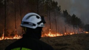 L’incendie près de Bordeaux continue de faire rage : un incendie majeur « pourrait durer des mois »