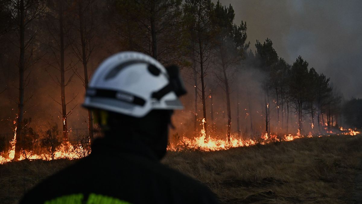 L’incendie près de Bordeaux continue de faire rage : un incendie majeur « pourrait durer des mois »