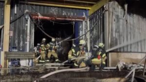 L'opération continue : les pompiers éteignent l'incendie sur le marché de gros de Stuttgart