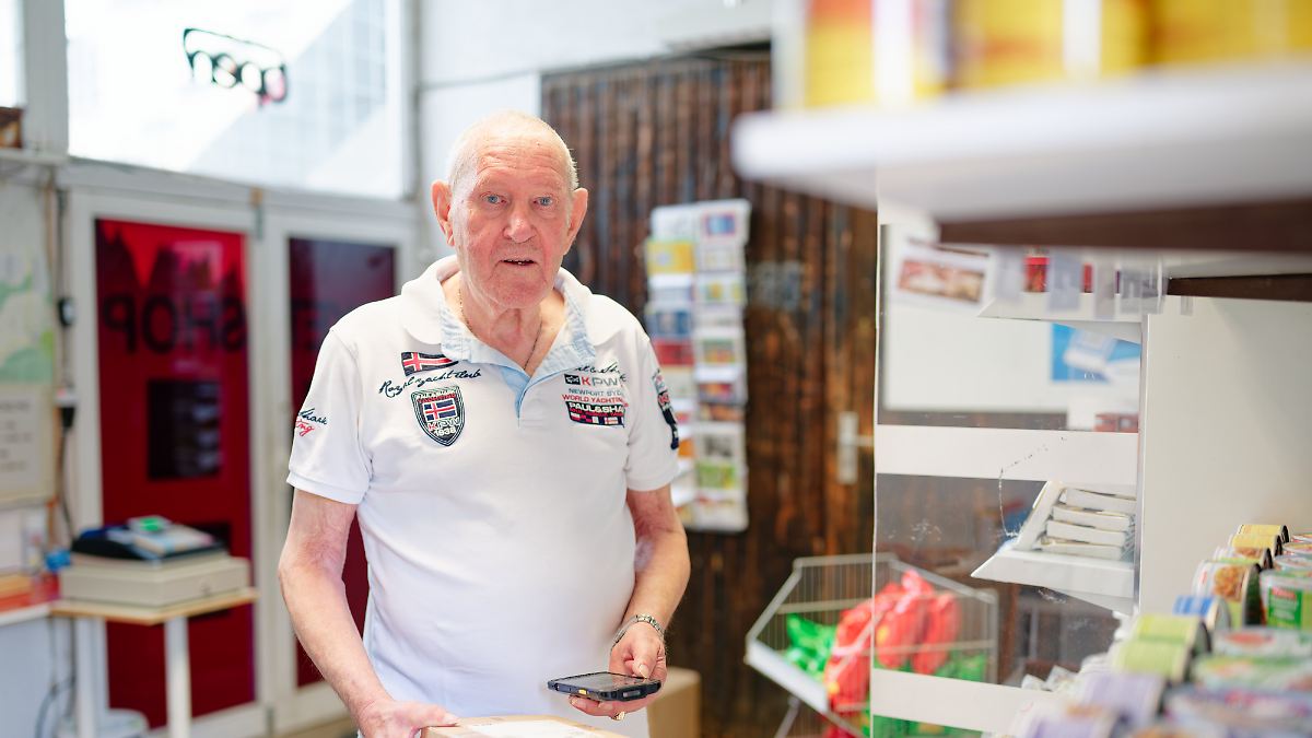 Presque aucun avantage financier : un homme de 83 ans ouvre un magasin de colis pour lutter contre la solitude