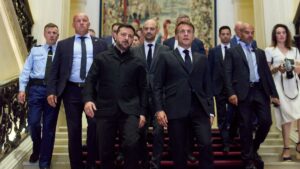 Signal à la Russie : Macron annonce des manœuvres des casques bleus ukrainiens