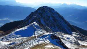 Trébuchement sur un itinéraire populaire : un vacancier allemand tombe de 300 mètres jusqu'à la mort dans le Tyrol du Sud