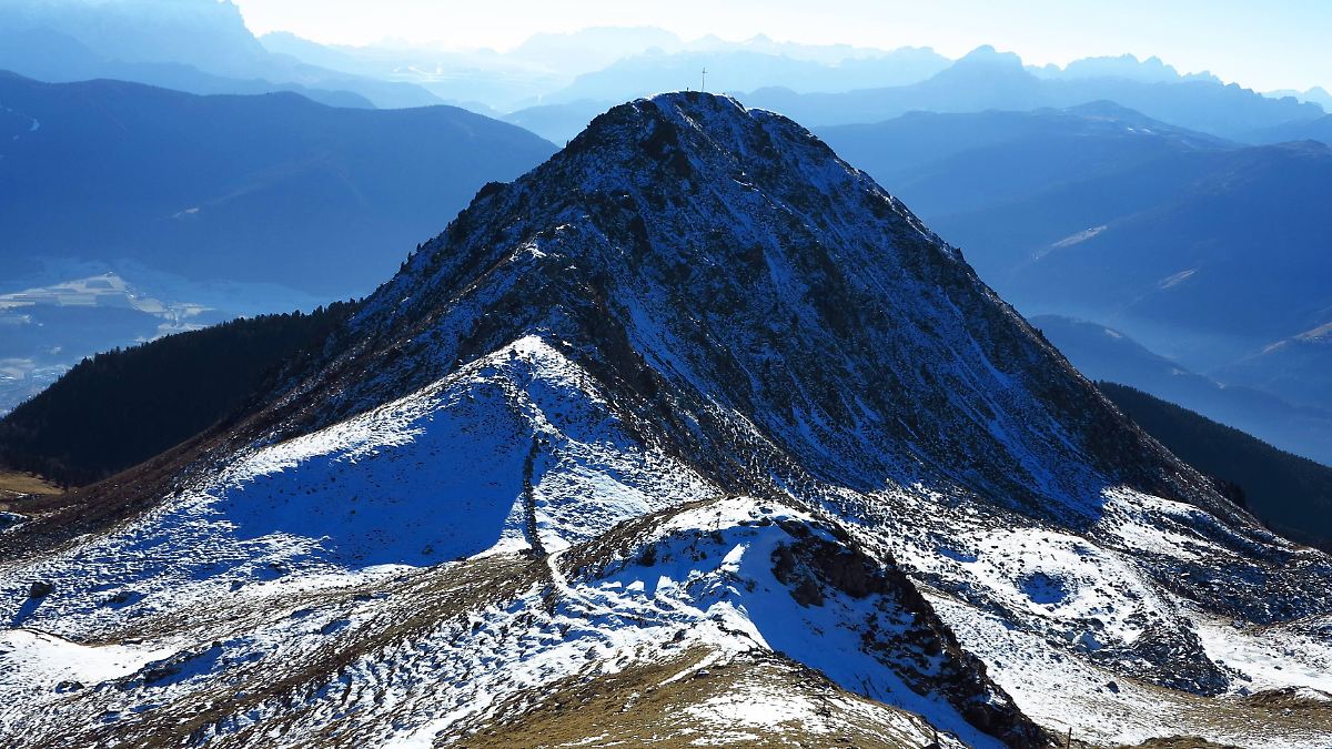 Trébuchement sur un itinéraire populaire : un vacancier allemand tombe de 300 mètres jusqu'à la mort dans le Tyrol du Sud