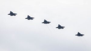 Trump "ne veut pas fixer de date limite" : un avion de combat américain met un pétrolier hors service devant un port iranien