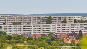 100 ans de construction préfabriquée : le rêve vivant de la RDA est-il en train de devenir un problème social ?