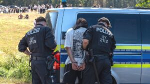 3 500 personnes au « Schanzenfest » : les haineux du « Drachenlord » provoquent des violences en Franconie