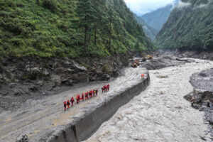 Après les crues soudaines au Népal et au Tibet : les risques d’inondations entravent les opérations de secours