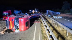 Conducteur et fils blessés : camion avec grue renversé - A2 complètement fermé